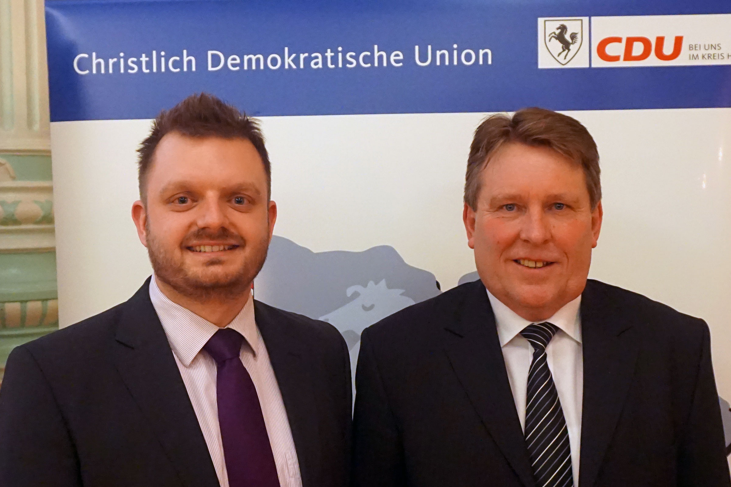 Fraktionsvorsitzender Michael Schönbeck (links), gratuliert dem parteilosen Landratskandidaten Bernd Stute zur Nominierung