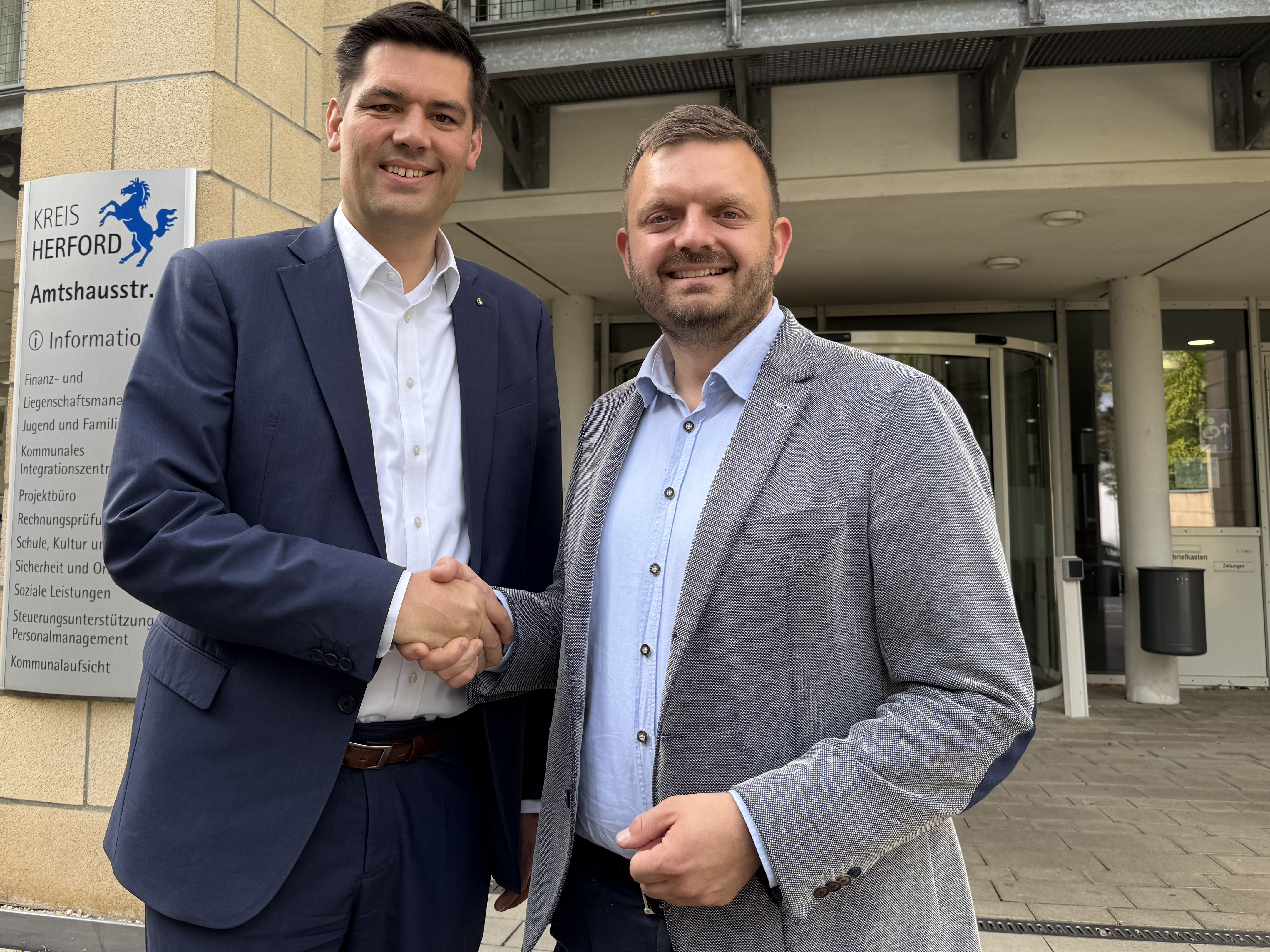 Der stellvertretene CDU-Kreisvorsitzende Mirco Schmidt gratulierte Michael Schnbeck zur Wahl